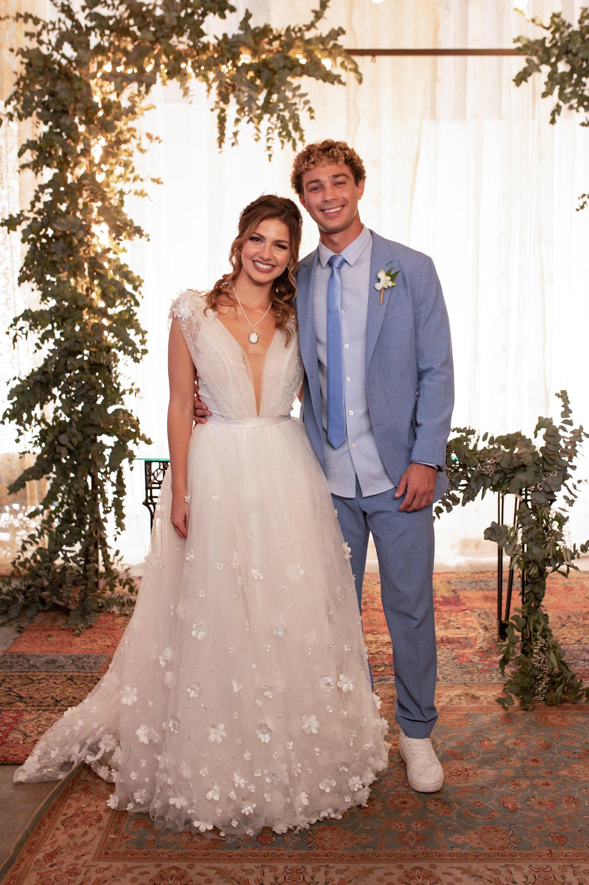 Cena do casamento de Lou (Vitória Bahn) e Rico (André Luiz Frambach) na novela Cara e Coragem