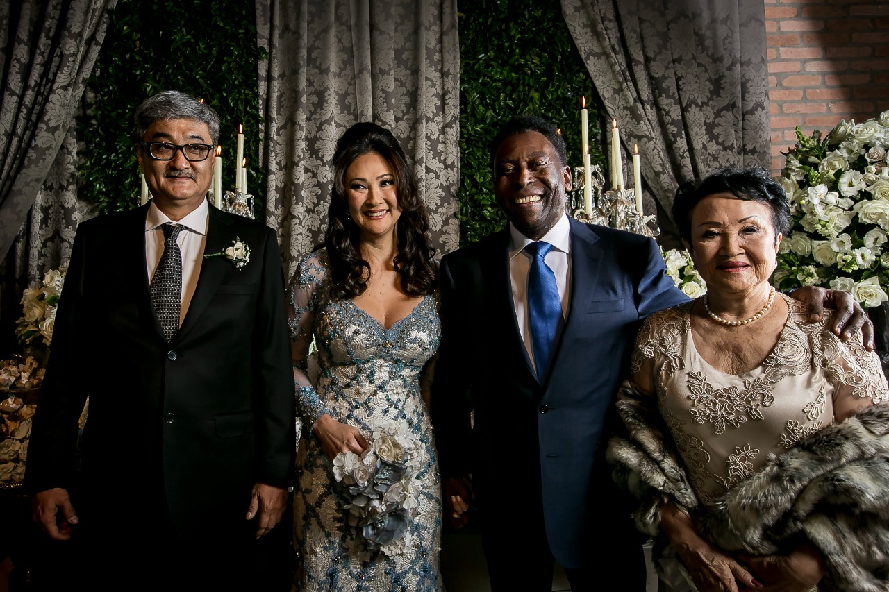 Relembre como foi o casamento de Pelé e Márcia Aoki em reportagem da revista CARAS