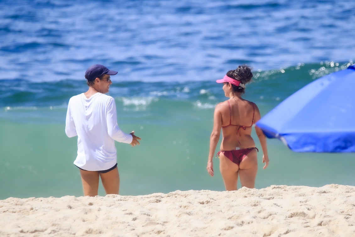 Claudia Ohana curte praia no Rio