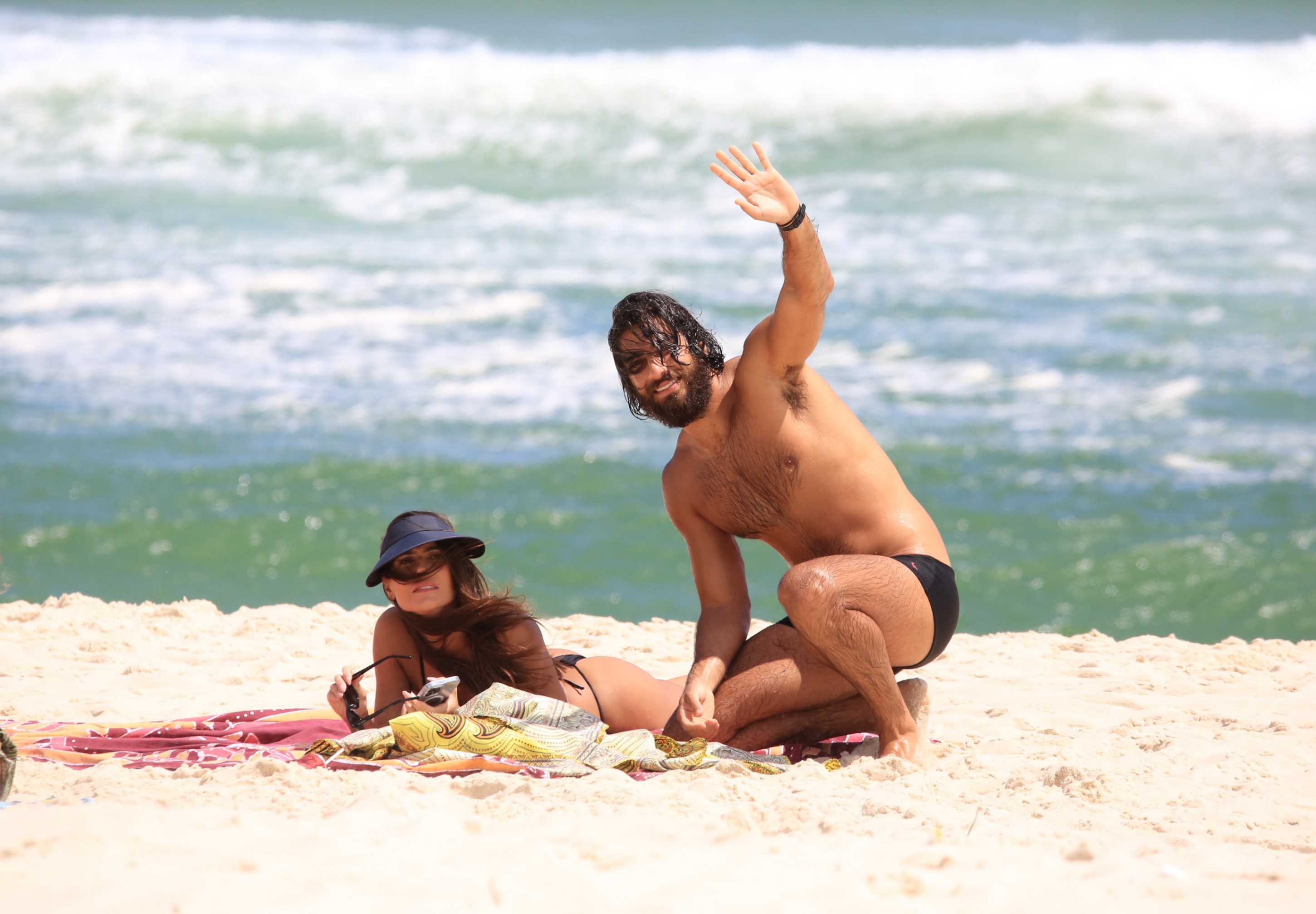 Deborah Secco curte a véspera de Natal na praia