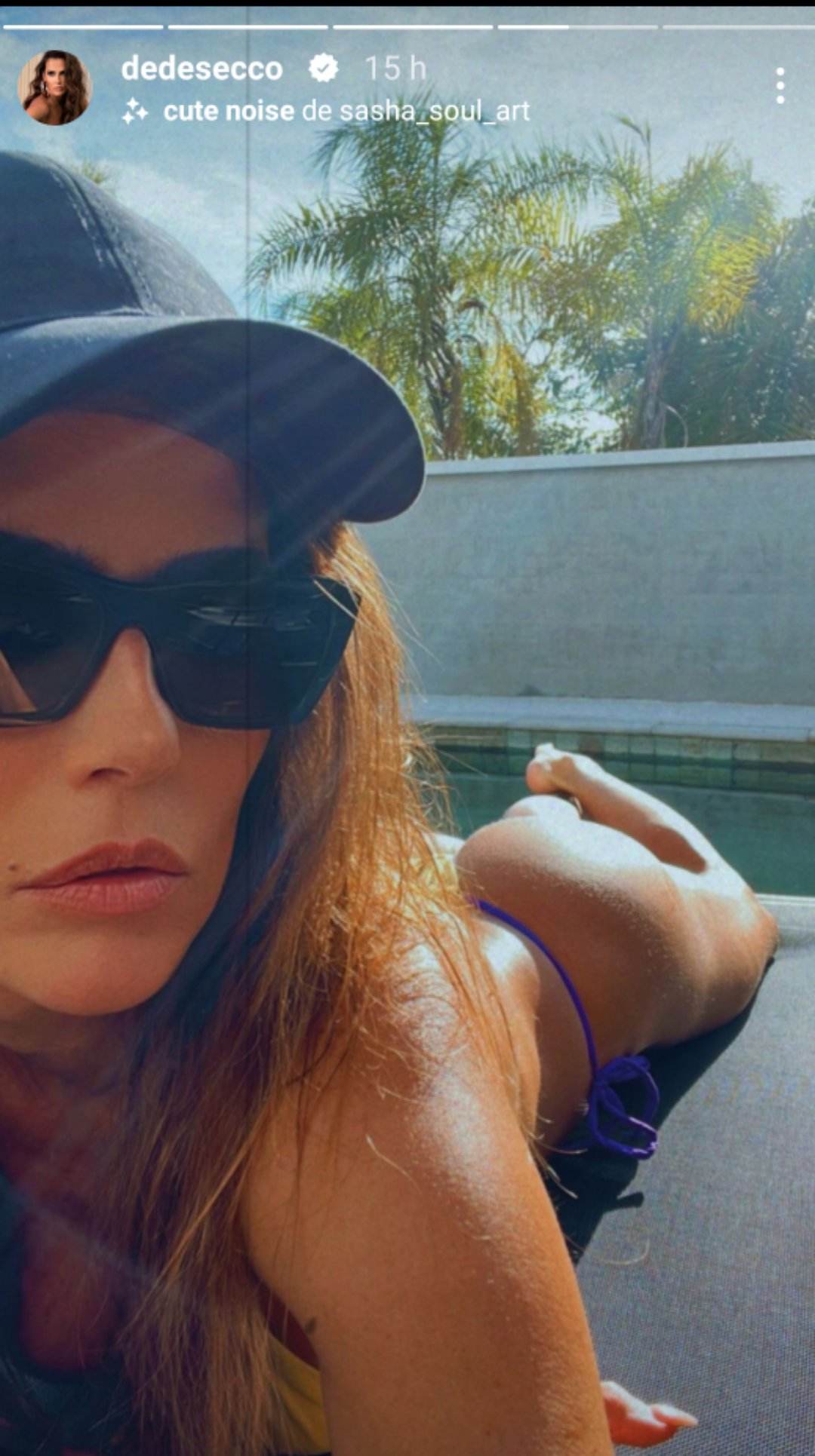 Deborah Secco tomando sol