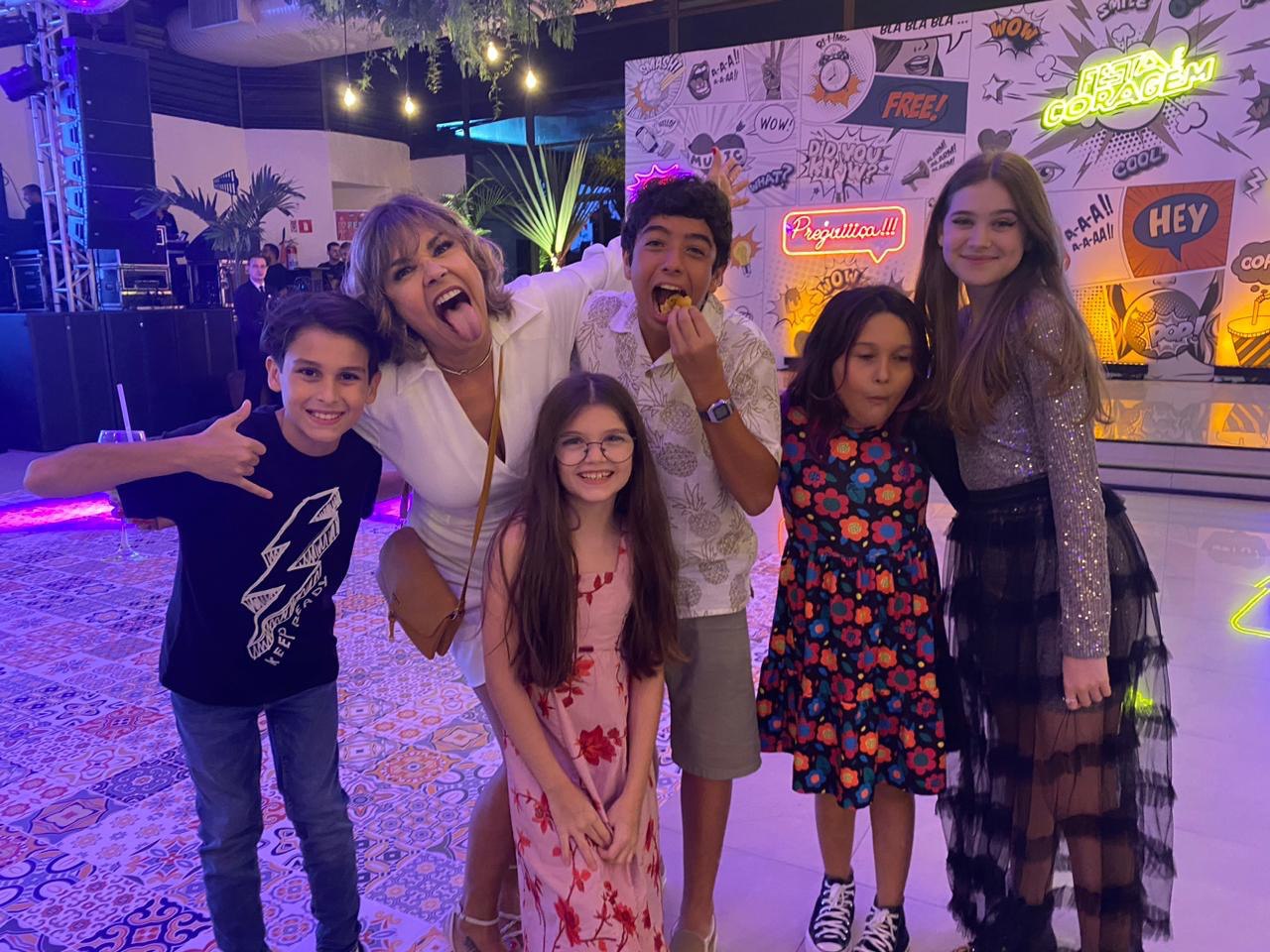 Diogo Caruso com elenco na festa de encerramento de Cara e Coragem