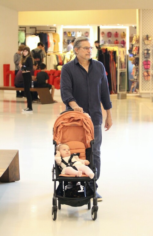 A pequena Chiara apareceu em um carrinho de bebê usando uma blusa branca e calça rosa. 