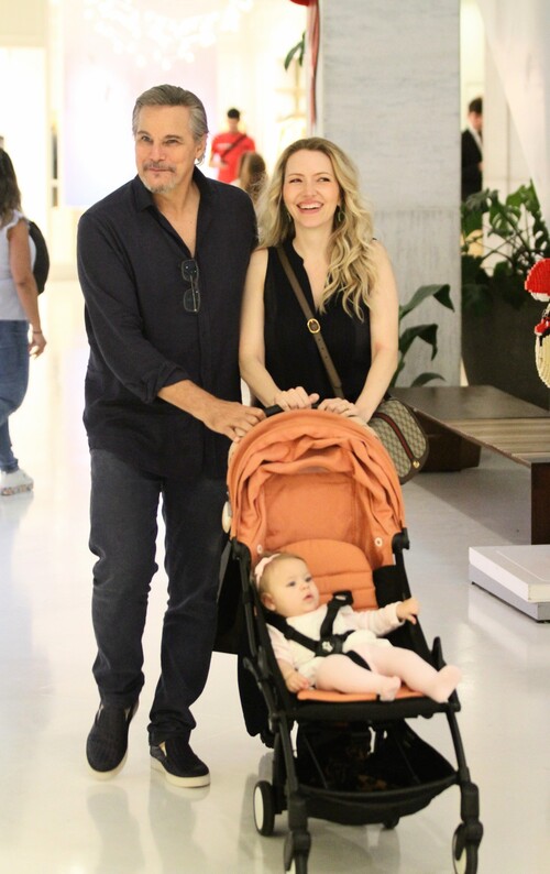 O casal notou a presença das câmeras no shopping da Zona Sul do Rio de Janeiro e sorriram para as fotos tiradas durante o passeio. 