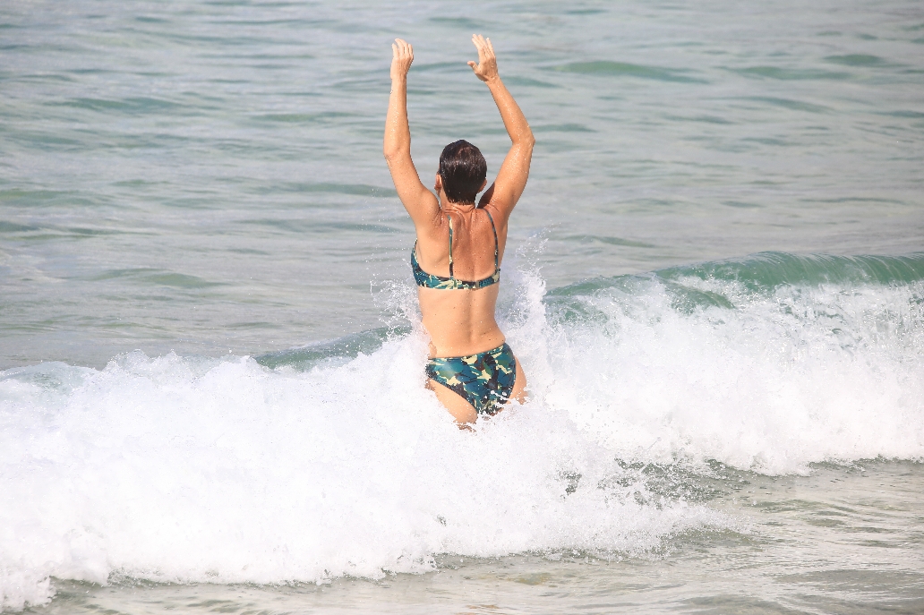 Andréa Veiga na praia