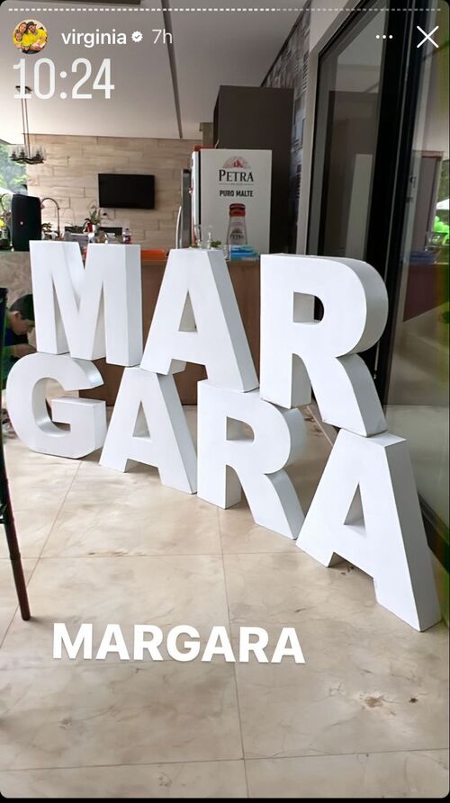 A mãe de Maria Alice e Maria Flor ainda mostrou a decoração da casa para a festa na piscina que contava com bexigas coloridas e o apelido “Margara” em letras grandes. 