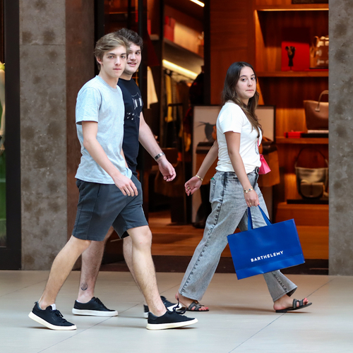 O grupo formado pelo filho de Angélica Ksy e Luciano Huck, um menino e uma menina, curtiram um passeio em um shopping na Zona Sul do Rio de Janeiro. 