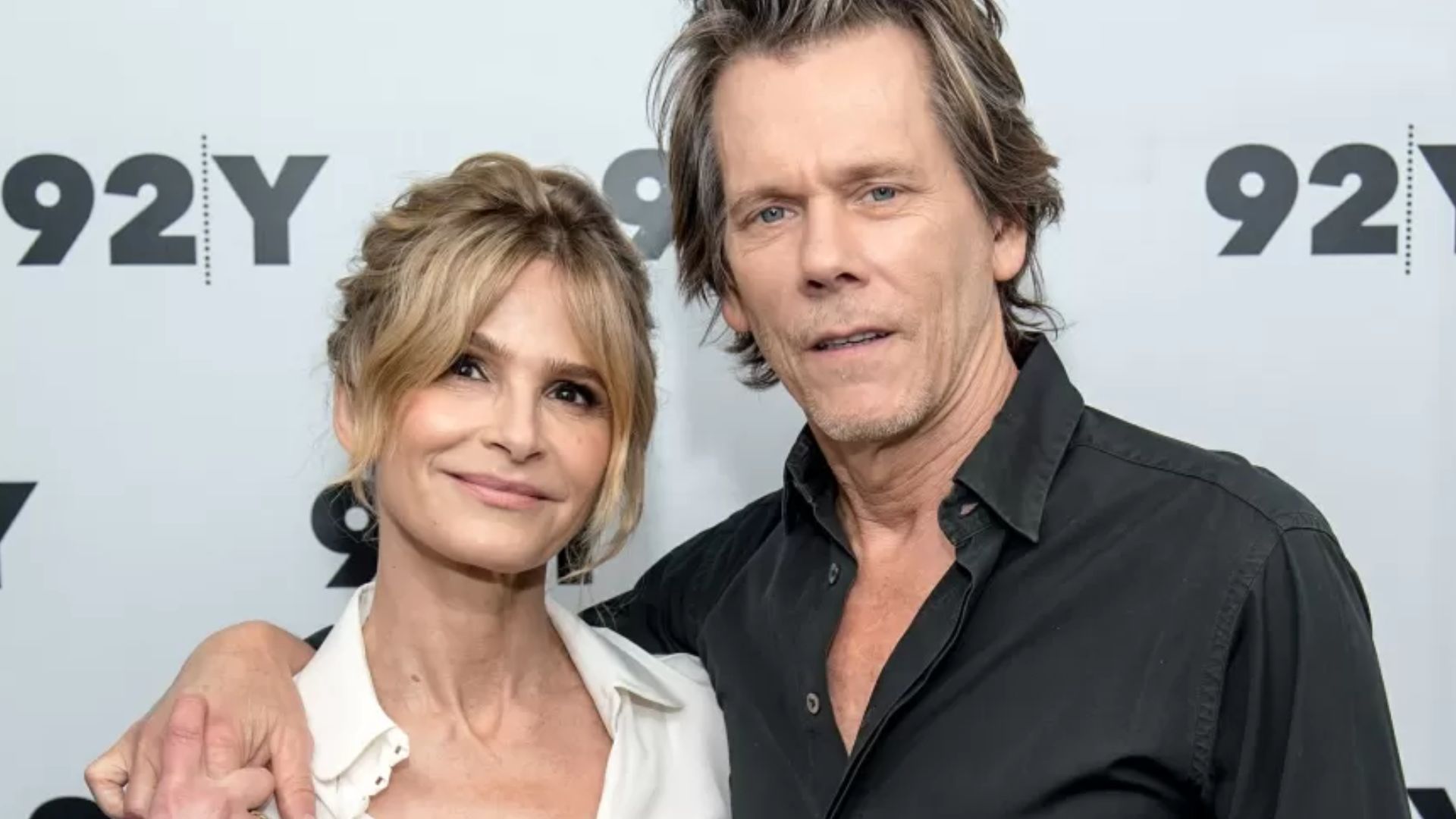 Kevin Bacon e Kyra Sedgwick abraçados