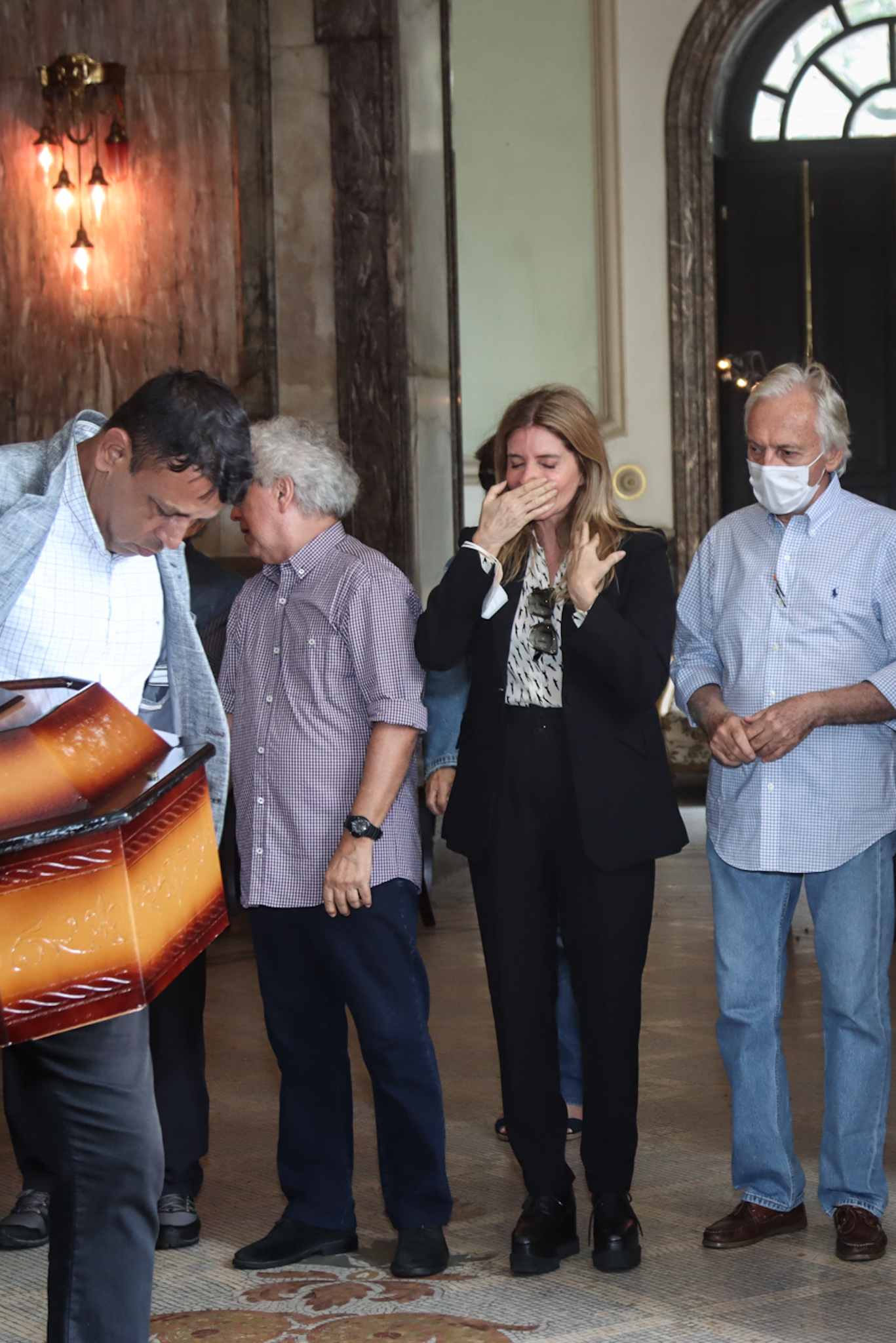 Maria Padilha chora no velório de Pedro Paulo Rangel