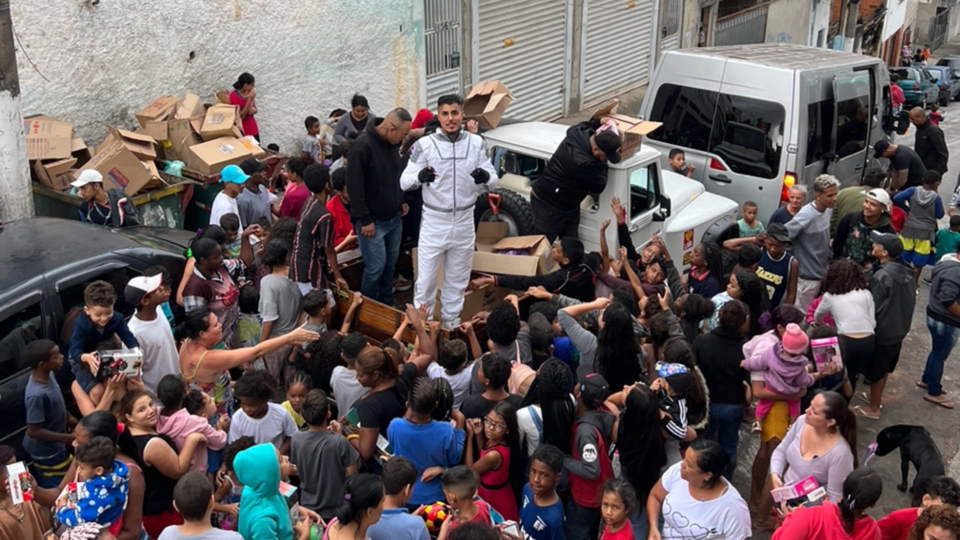 MC Livinho leva presentes para crianças de sua comunidade em São Paulo