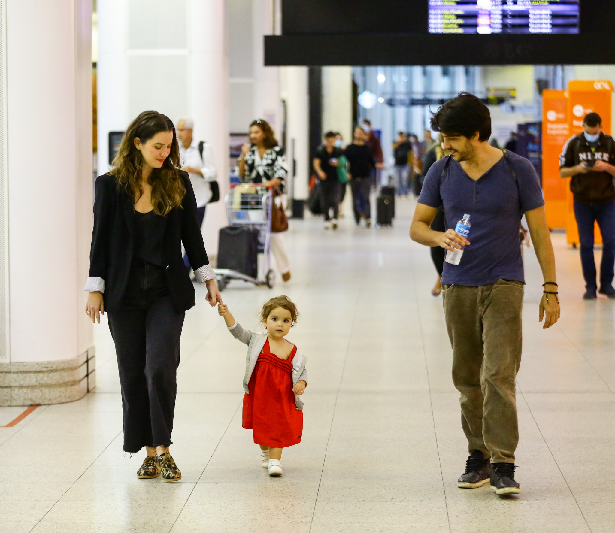 Nathalia Dill curte passeio em família