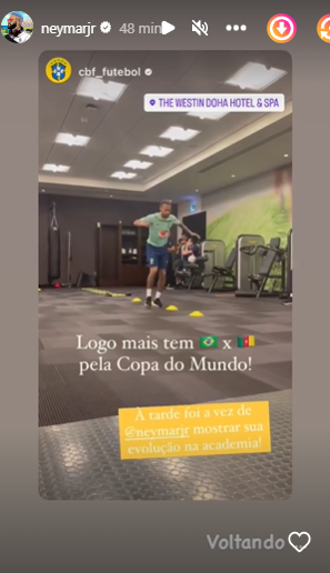 Neymar Jr. treina com bola após lesão na Copa