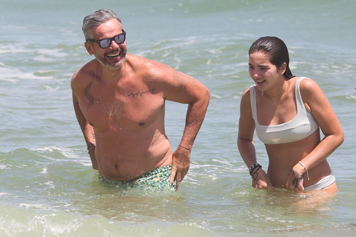 A filha única do casal se divertiu com o pai no mar na praia da Barra da Tijuca, na Zona Oeste carioca. 