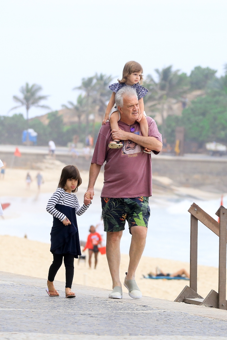 Pedro Bial curte passeio com as filhas mais novas