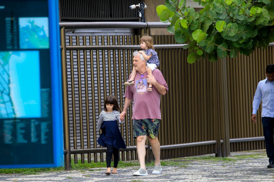 Pedro Bial curte passeio com as filhas mais novas