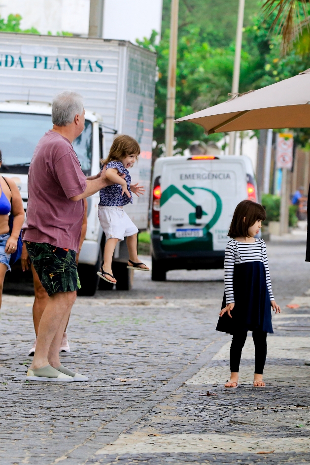 Pedro Bial curte passeio com as filhas mais novas