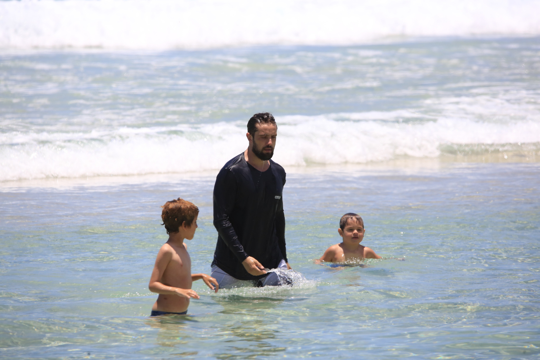 Rafael Cardoso curte praia no Rio com os filhos e familiares