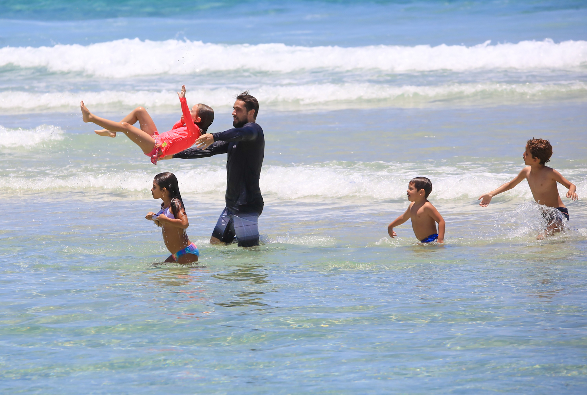 Rafael Cardoso curte praia no Rio com os filhos e familiares