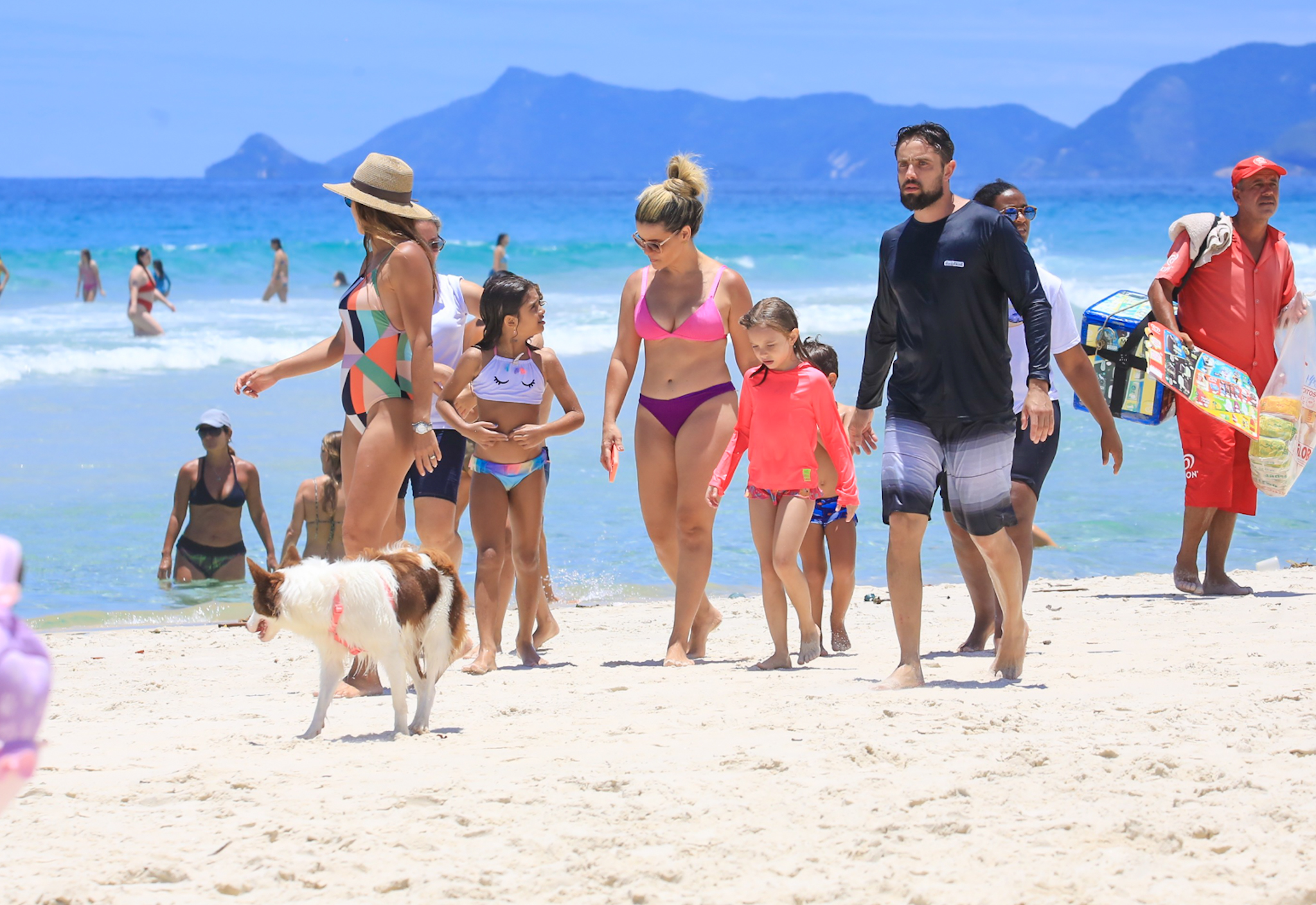 Rafael Cardoso curte praia no Rio com os filhos e familiares