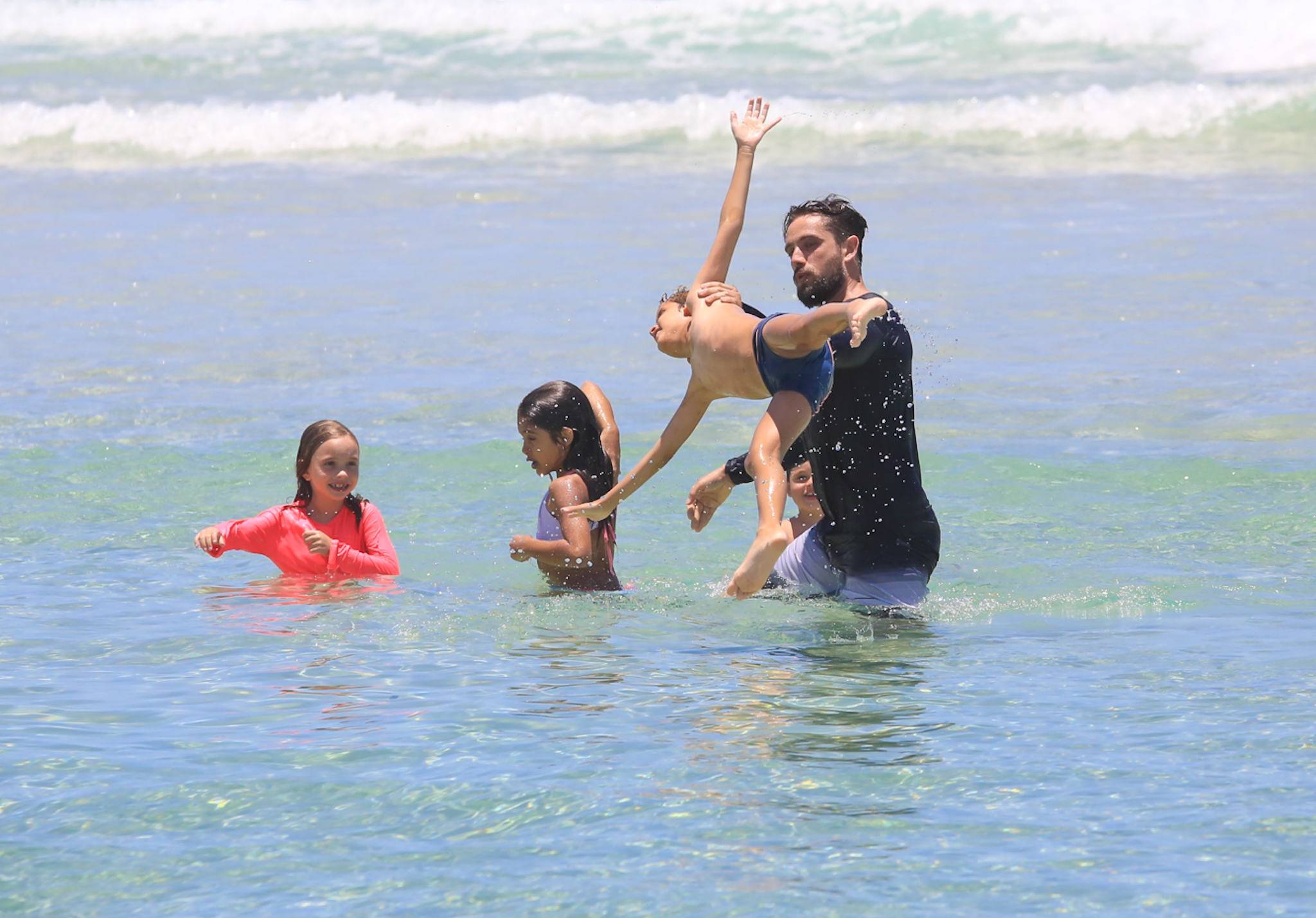 Rafael Cardoso curte praia no Rio com os filhos e familiares