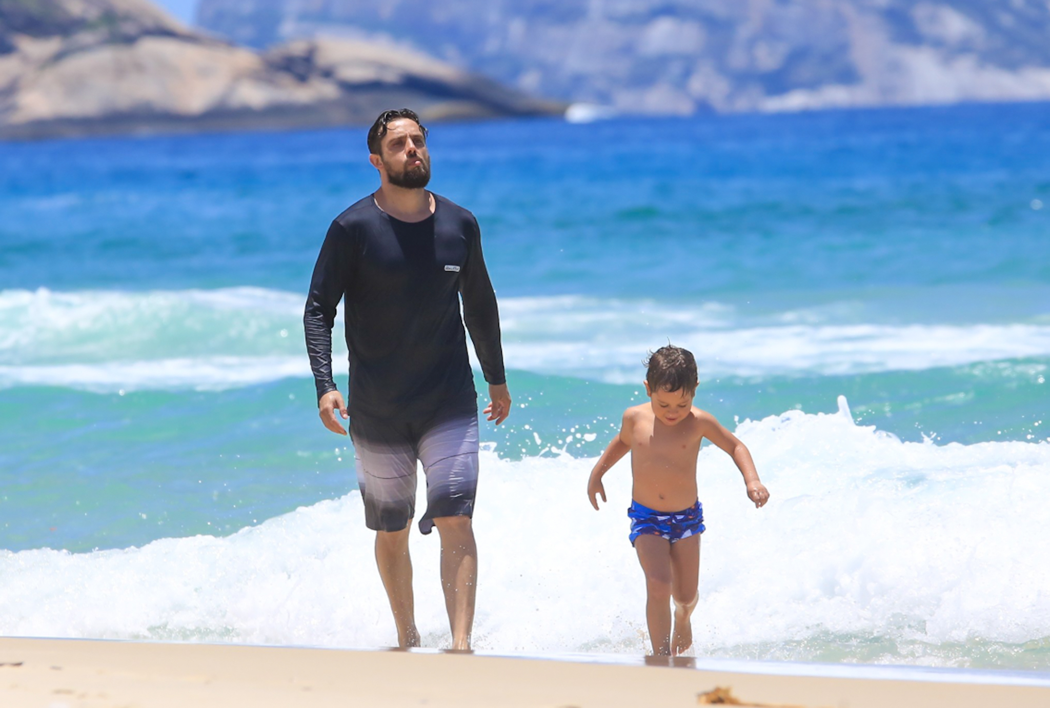 Rafael Cardoso curte praia no Rio com os filhos e familiares