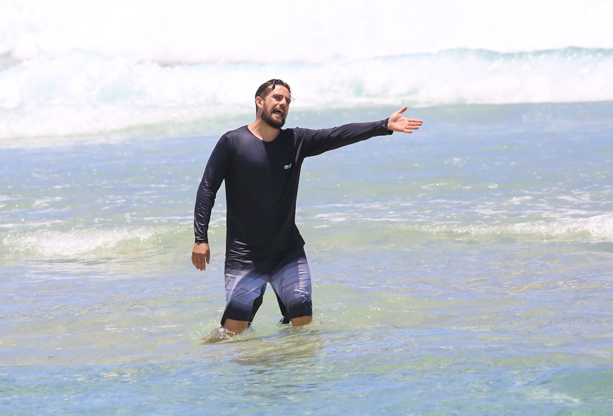 Rafael Cardoso curte praia no Rio com os filhos e familiares