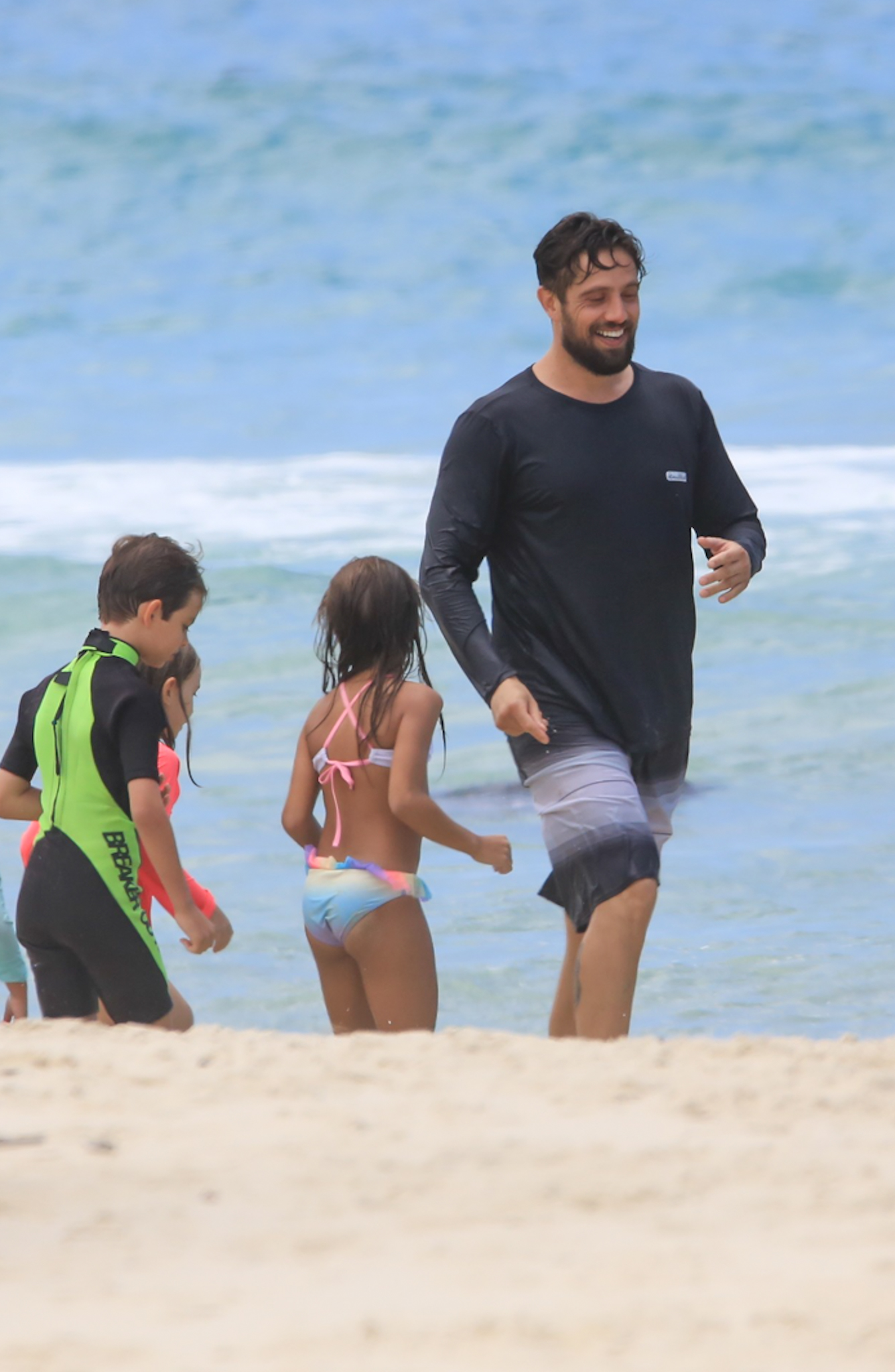 Rafael Cardoso curte praia no Rio com os filhos e familiares