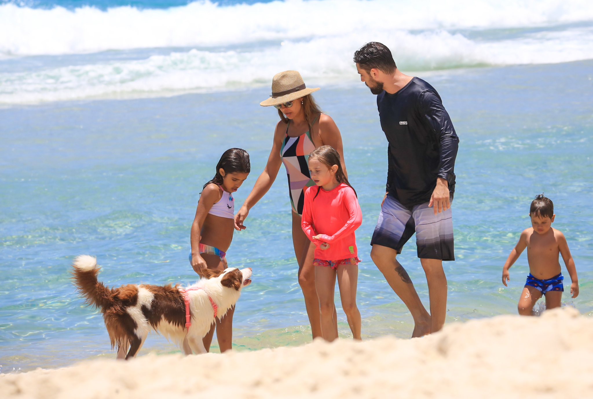 Rafael Cardoso curte praia no Rio com os filhos e familiares