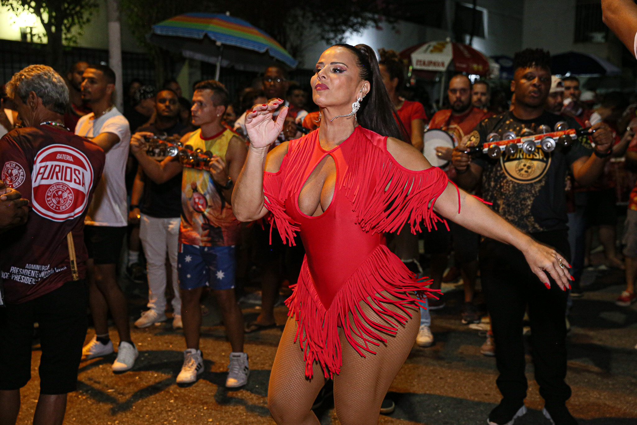 Viviane Araújo curte o ensaio de rua do Salgueiro