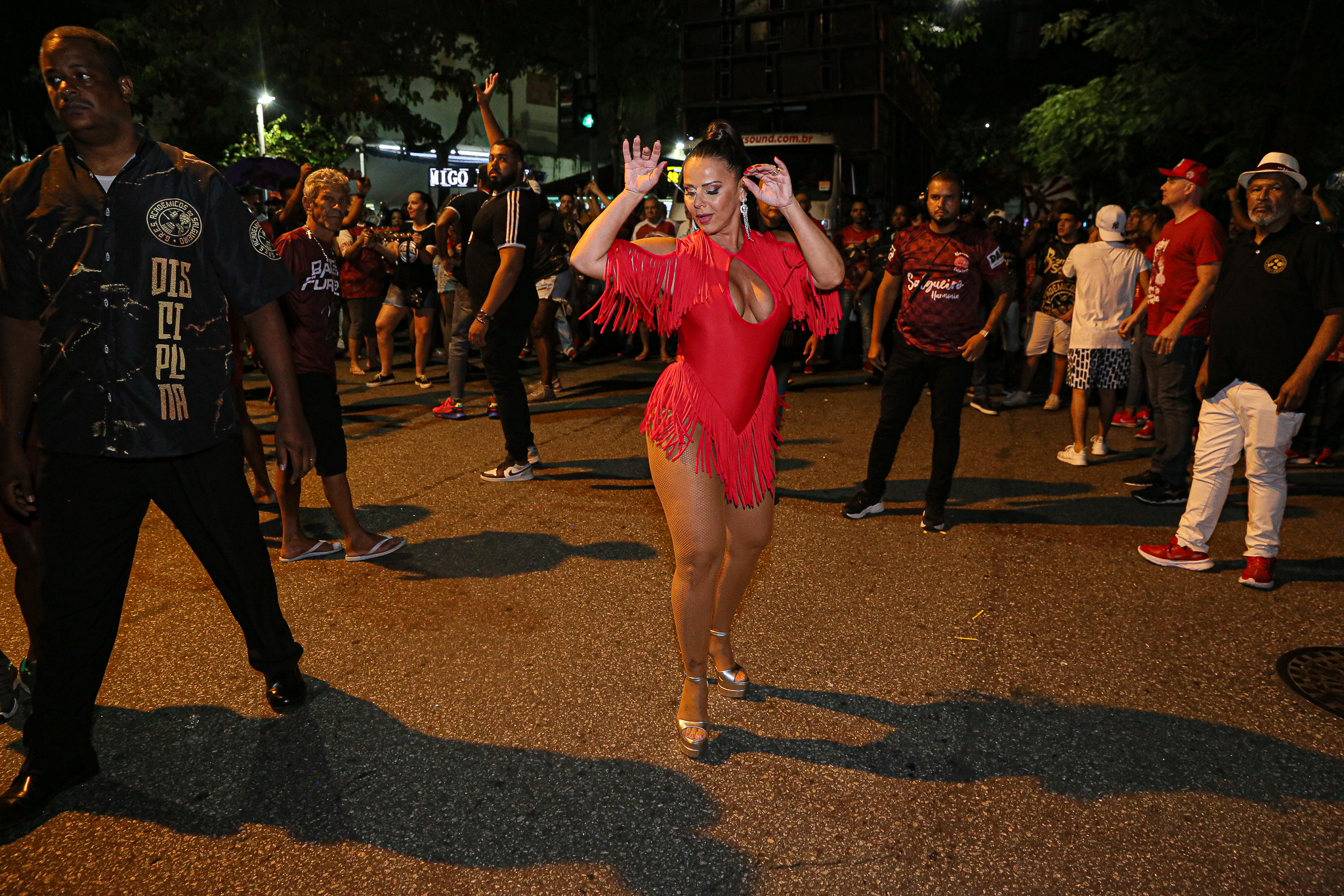 Viviane Araújo curte o ensaio de rua do Salgueiro