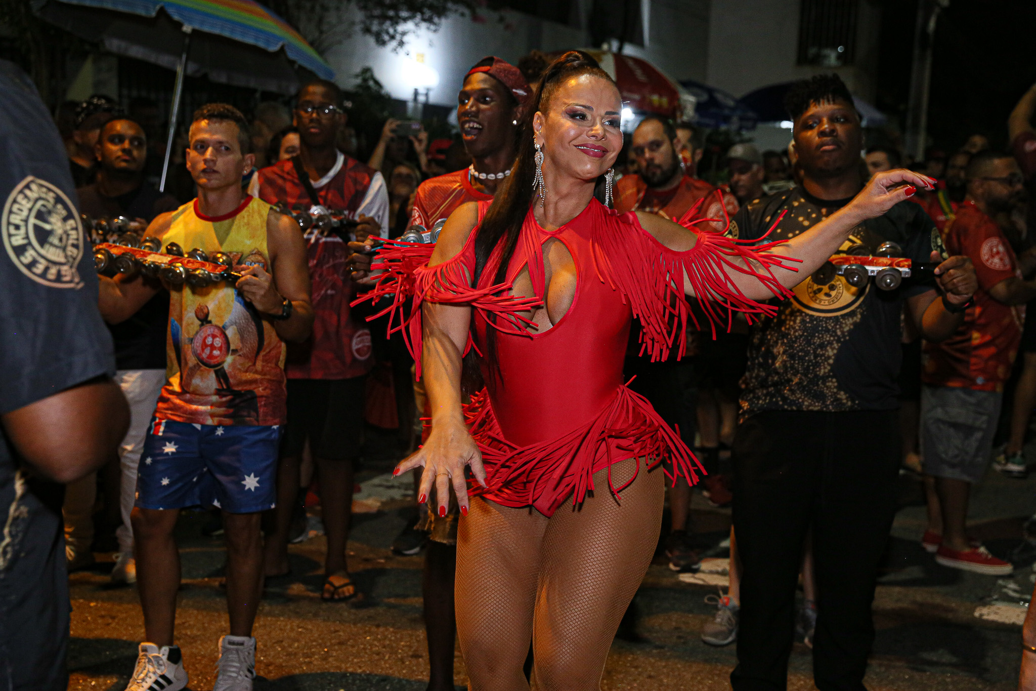 Viviane Araújo curte o ensaio de rua do Salgueiro