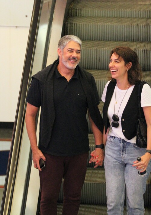 Natasha surgiu estilosa usando camiseta branca com um colete preto por cima, calça jeans e um colar com pedras pretas. 