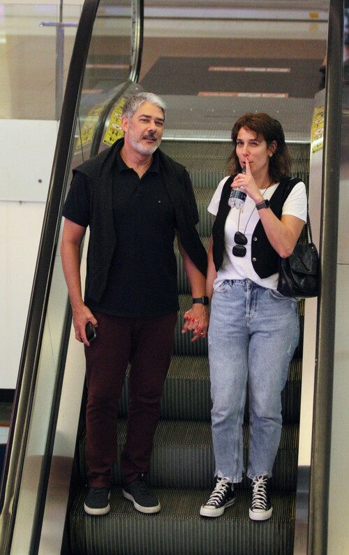 A dupla surgiu em clima de diversão e romance, com Natasha e seu amado posando e rindo para os fotógrafos que os flagraram saindo do restaurante em um shopping no Rio de Janeiro.