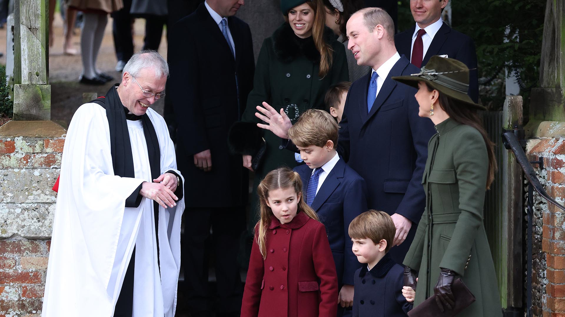 Príncipe Louis participa de sua primeira caminhada de Natal com a família real