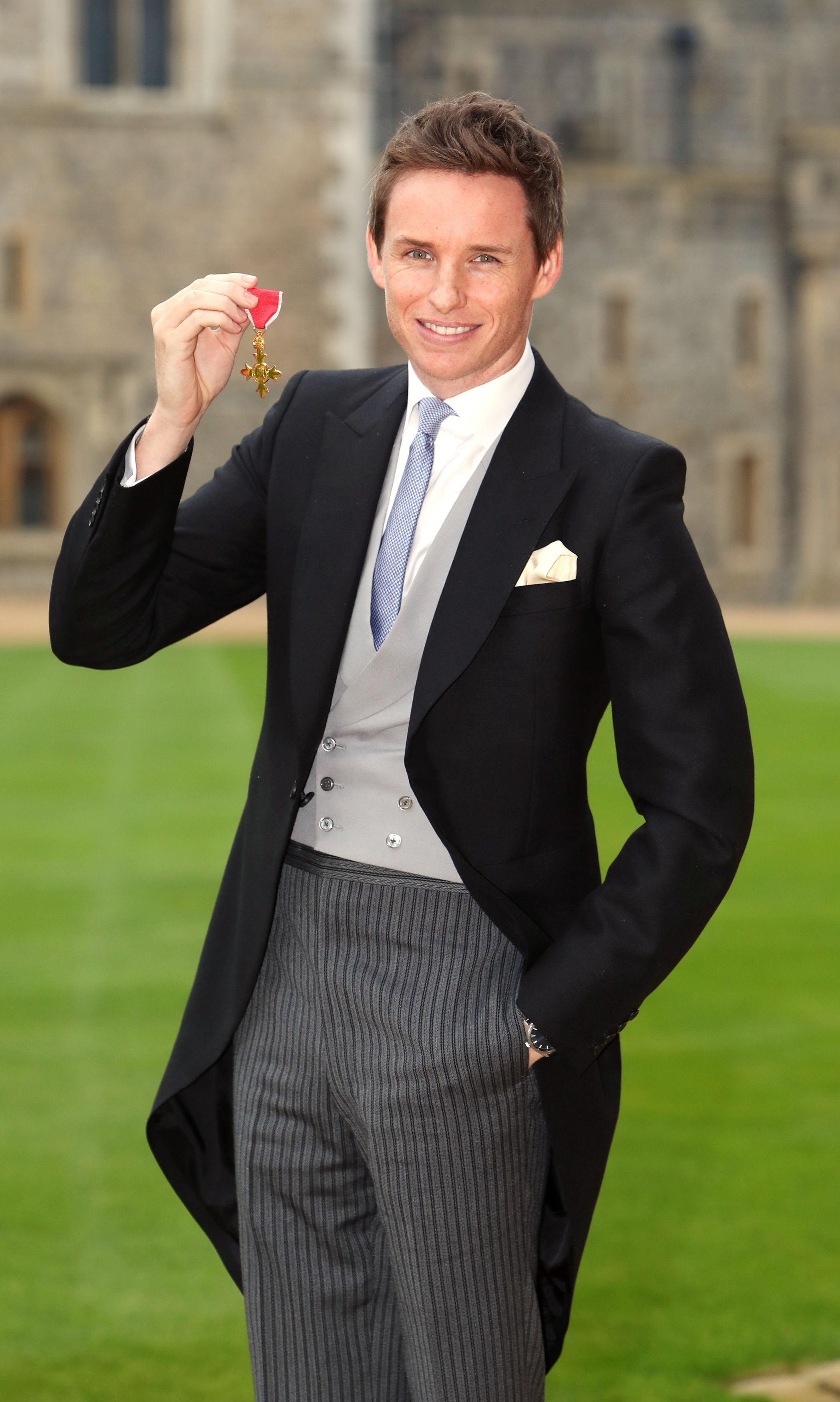 Eddie Redmayne com rainha Elizabeth II. Créditos: Getty Images 