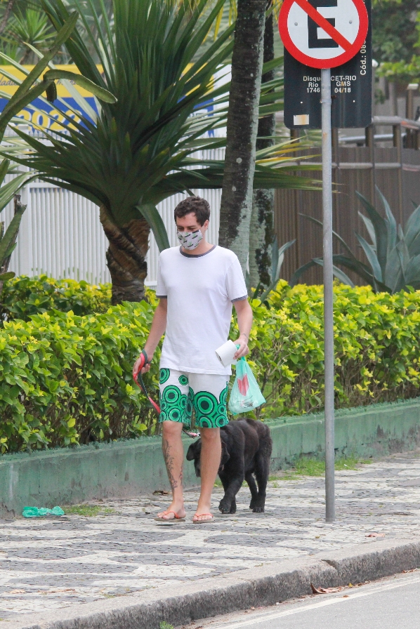 Felipe Dylon passeia com seu cachorro em Ipanema segurando um rolo de papel higiênico