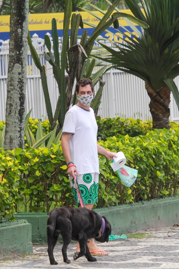 Felipe Dylon passeia com seu cachorro em Ipanema segurando um rolo de papel higiênico 