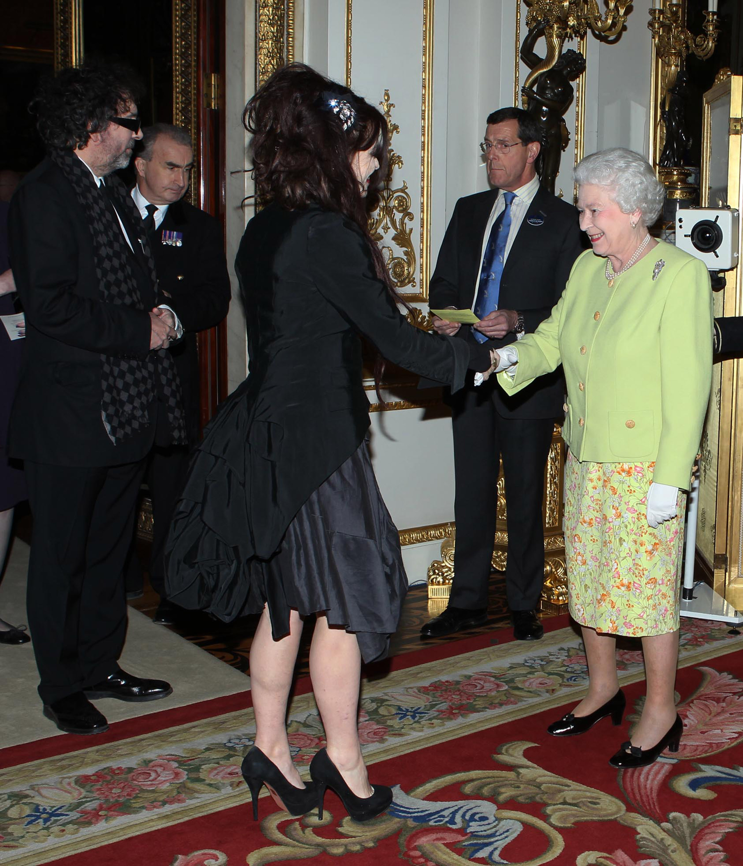  Helena Bonham Carter com rainha Elizabeth II. Créditos: Getty Images 