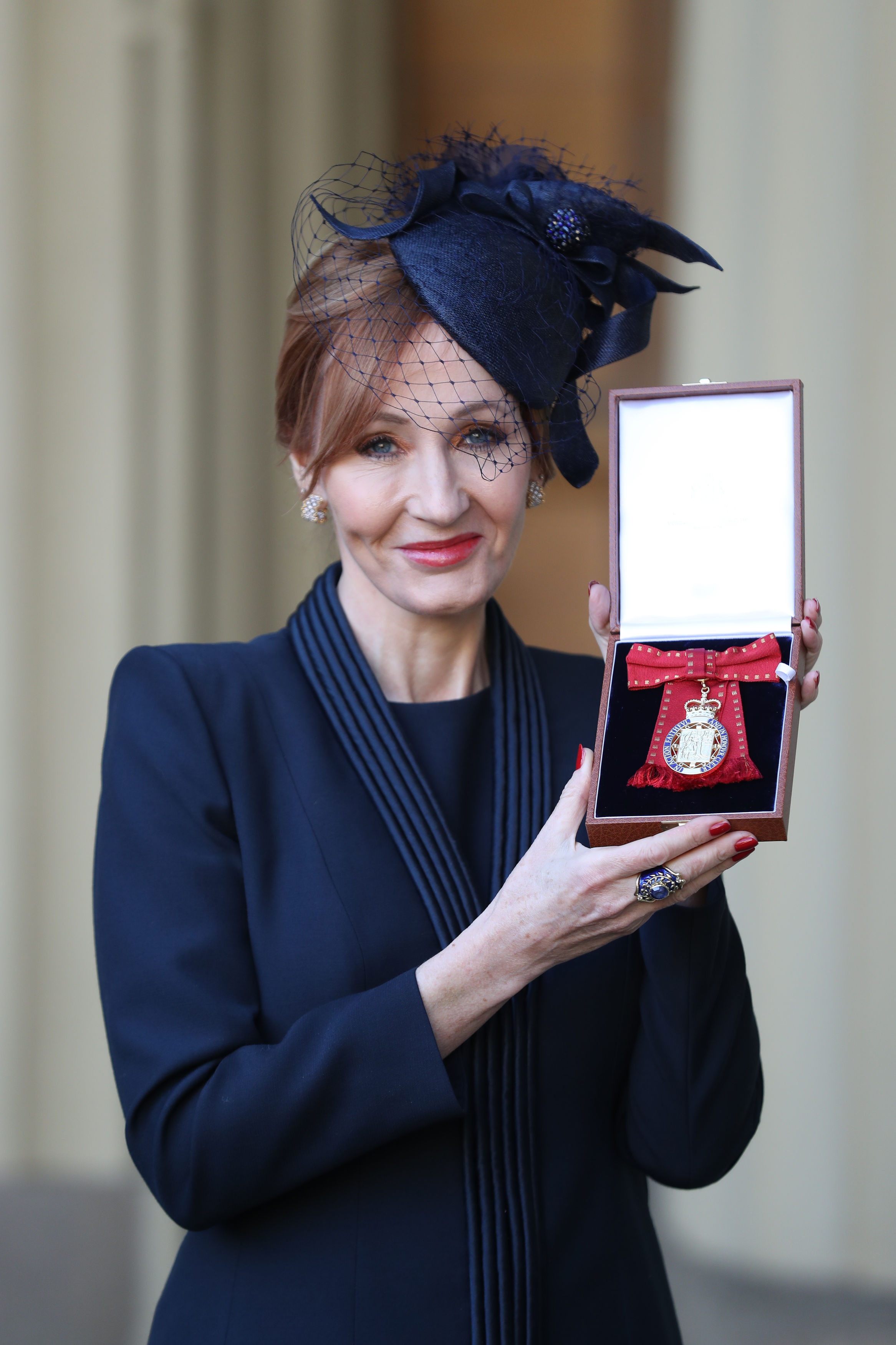 J. K. Rowling com rainha Elizabeth II. Créditos: Getty Images 