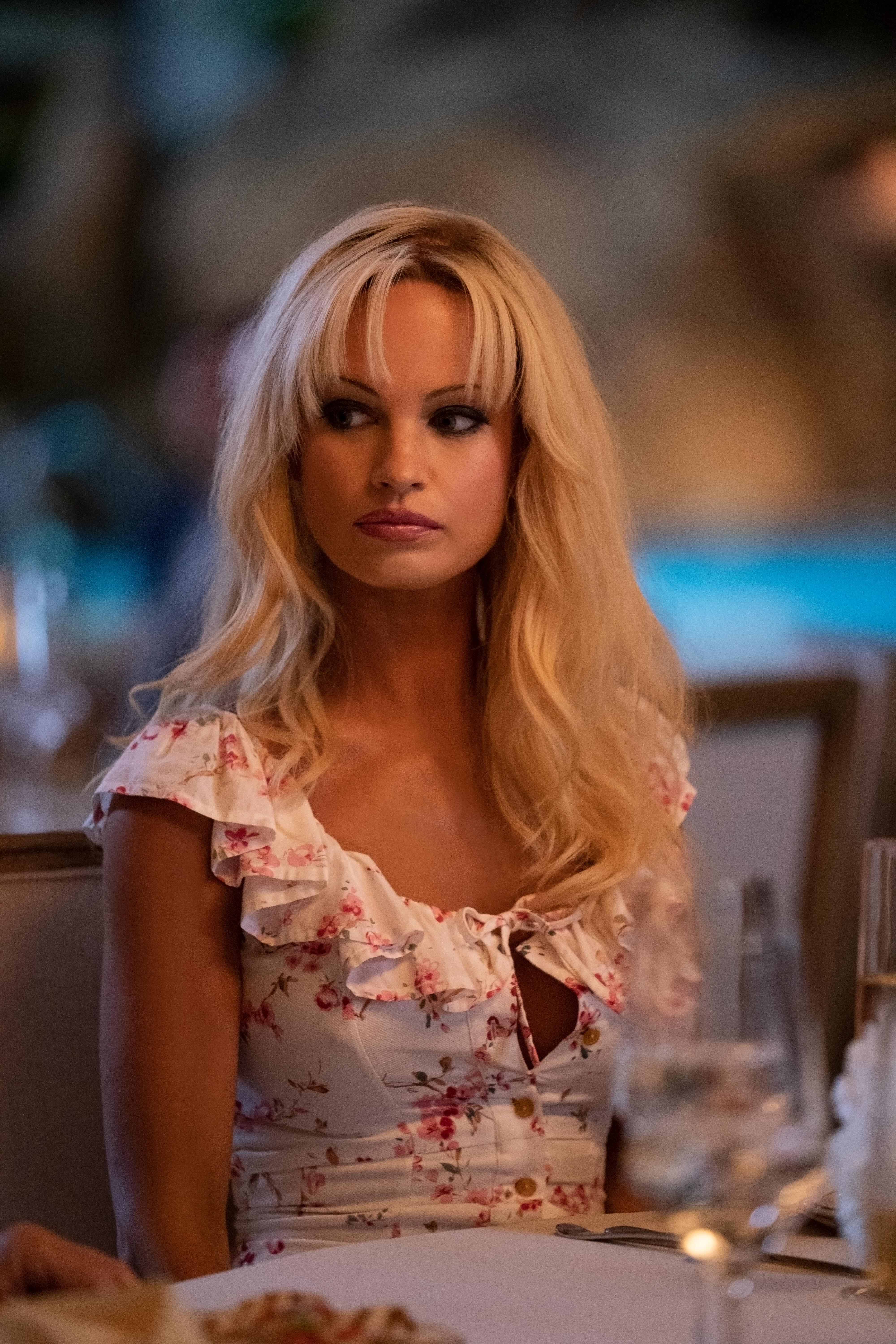 Lily James como Pamela Anderson em Pam & Tommy