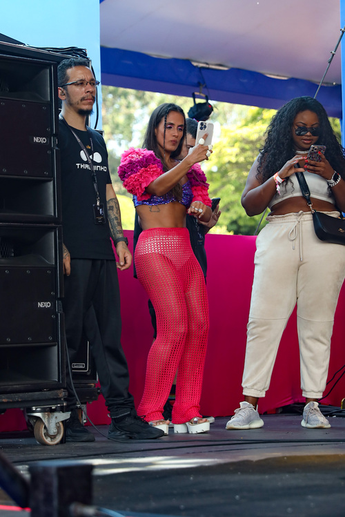 Carol Peixinho se divertiu mais uma vez no show do seu novo namorado, Thiaguinho