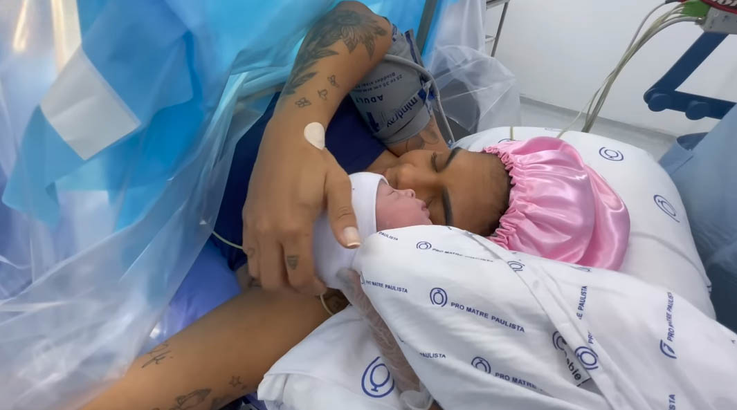 Biel e Tays Reis apresentam a filha, Pietra - Crédito: Reprodução / YouTube