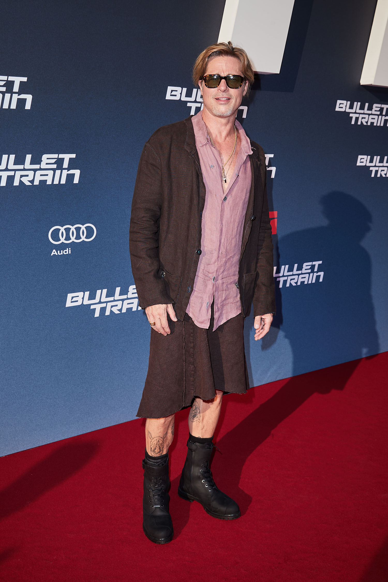 Brad Bitt aposta em look inusitado em tapete vermelho