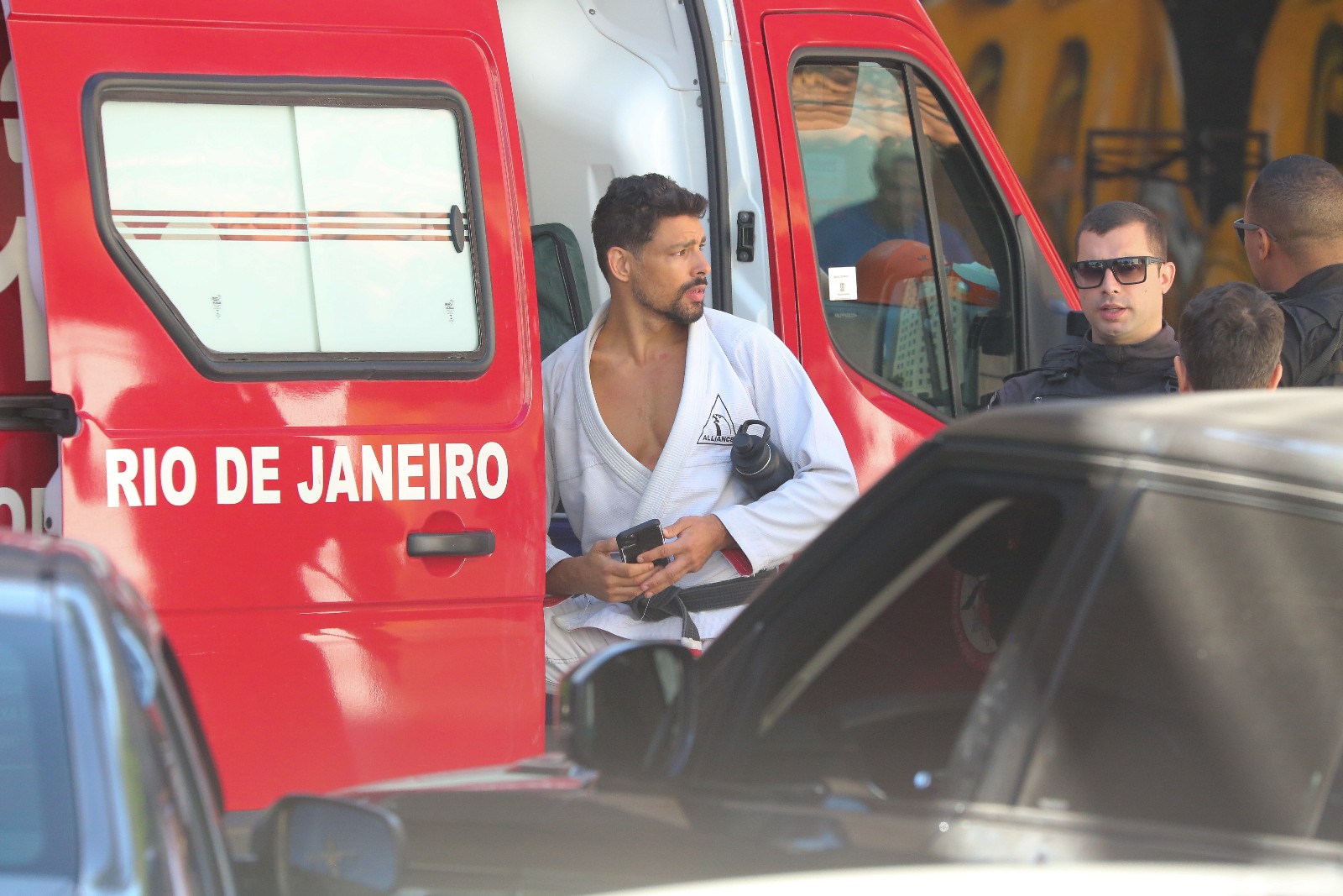 Cauã Reymond se envolve em acidente de carro no Rio de Janeiro