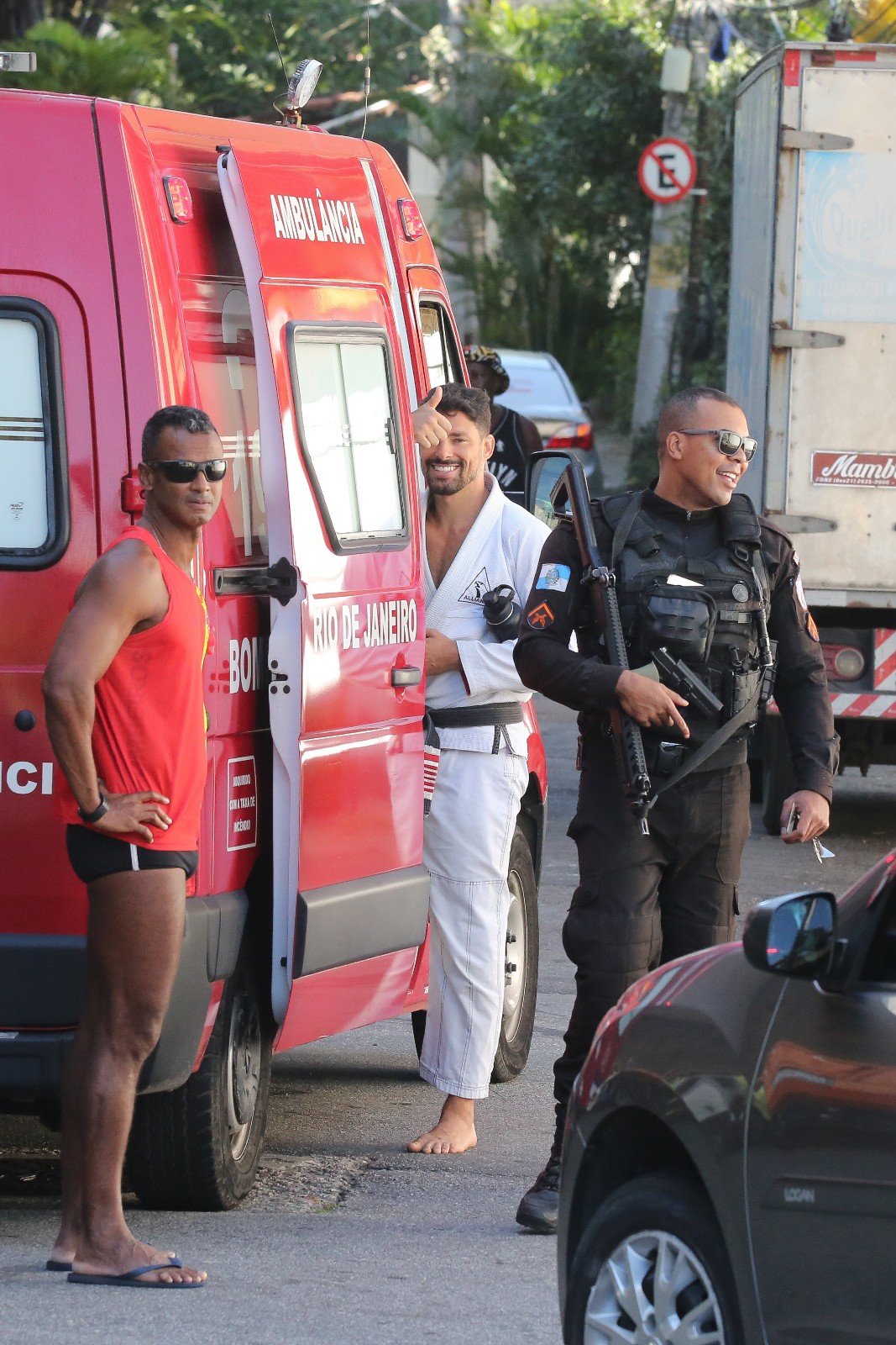 Cauã Reymond se envolve em acidente de carro no Rio de Janeiro