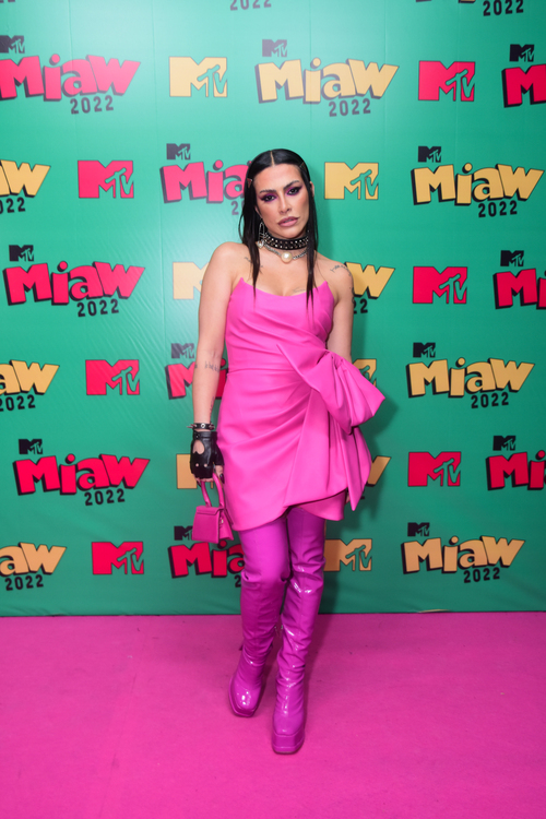 Cleo apostou em look rosa