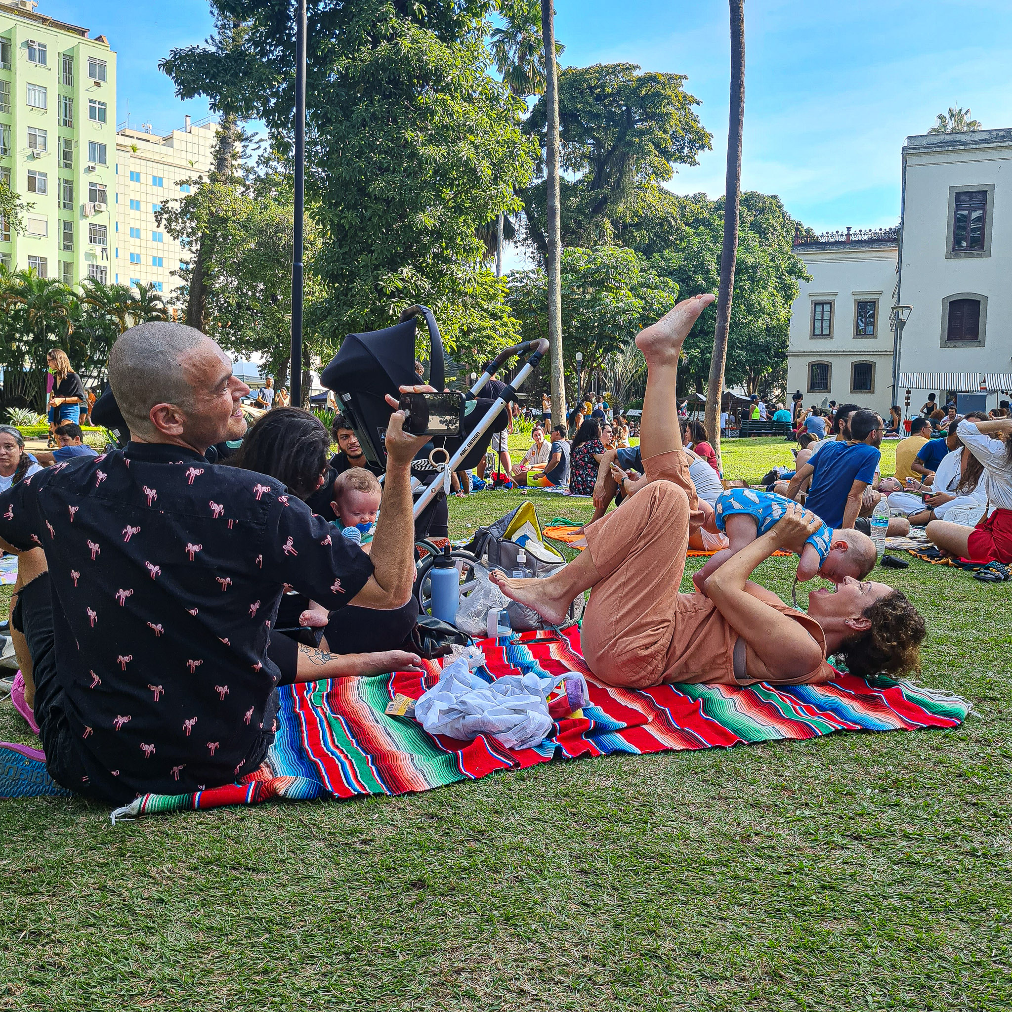 Emilio Dantas e Fabiula Nascimento curtem dia no parque coladinhos com os filhos, Roque e Raul 