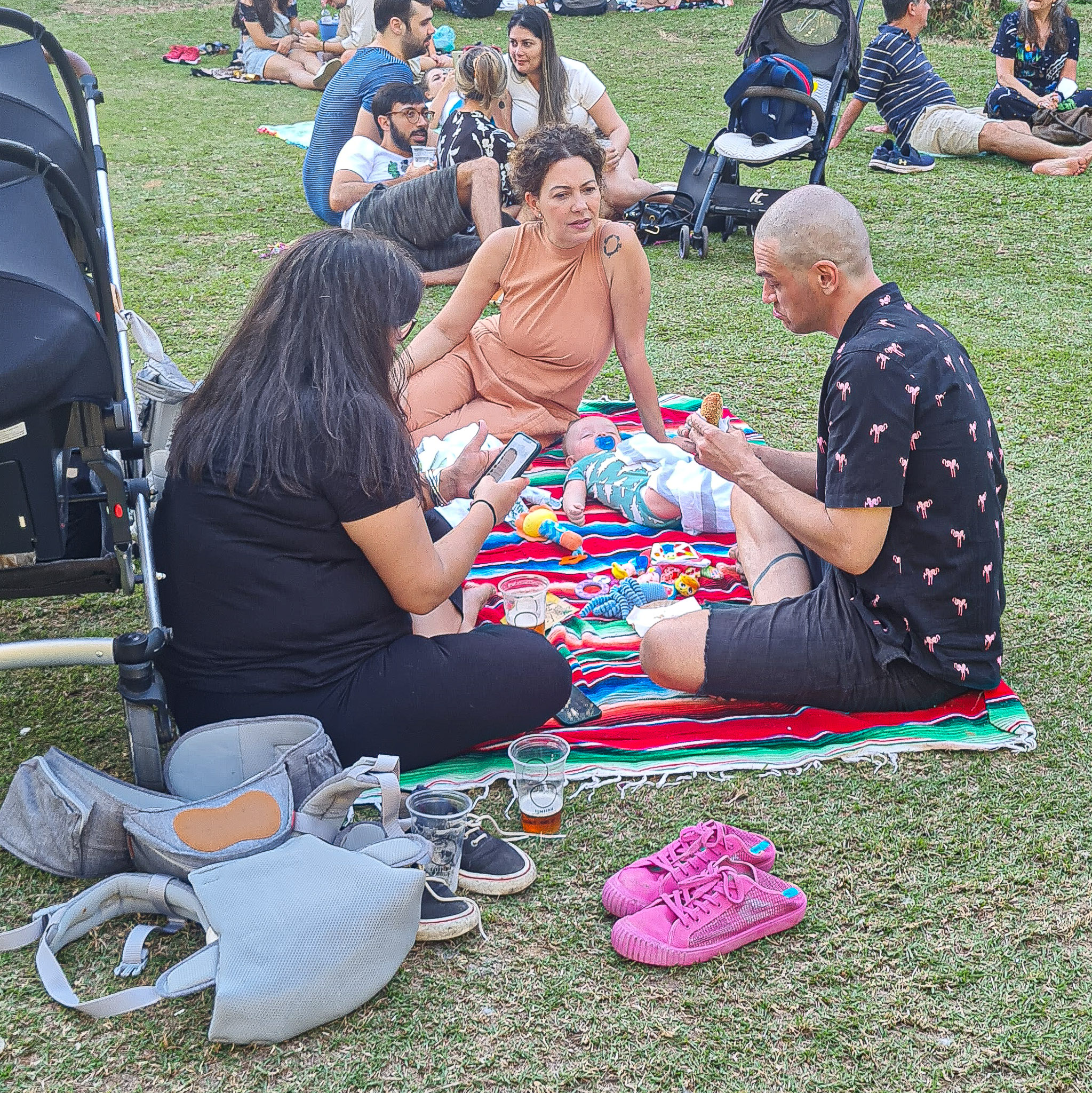 Emilio Dantas e Fabiula Nascimento curtem dia no parque coladinhos com os filhos, Roque e Raul 