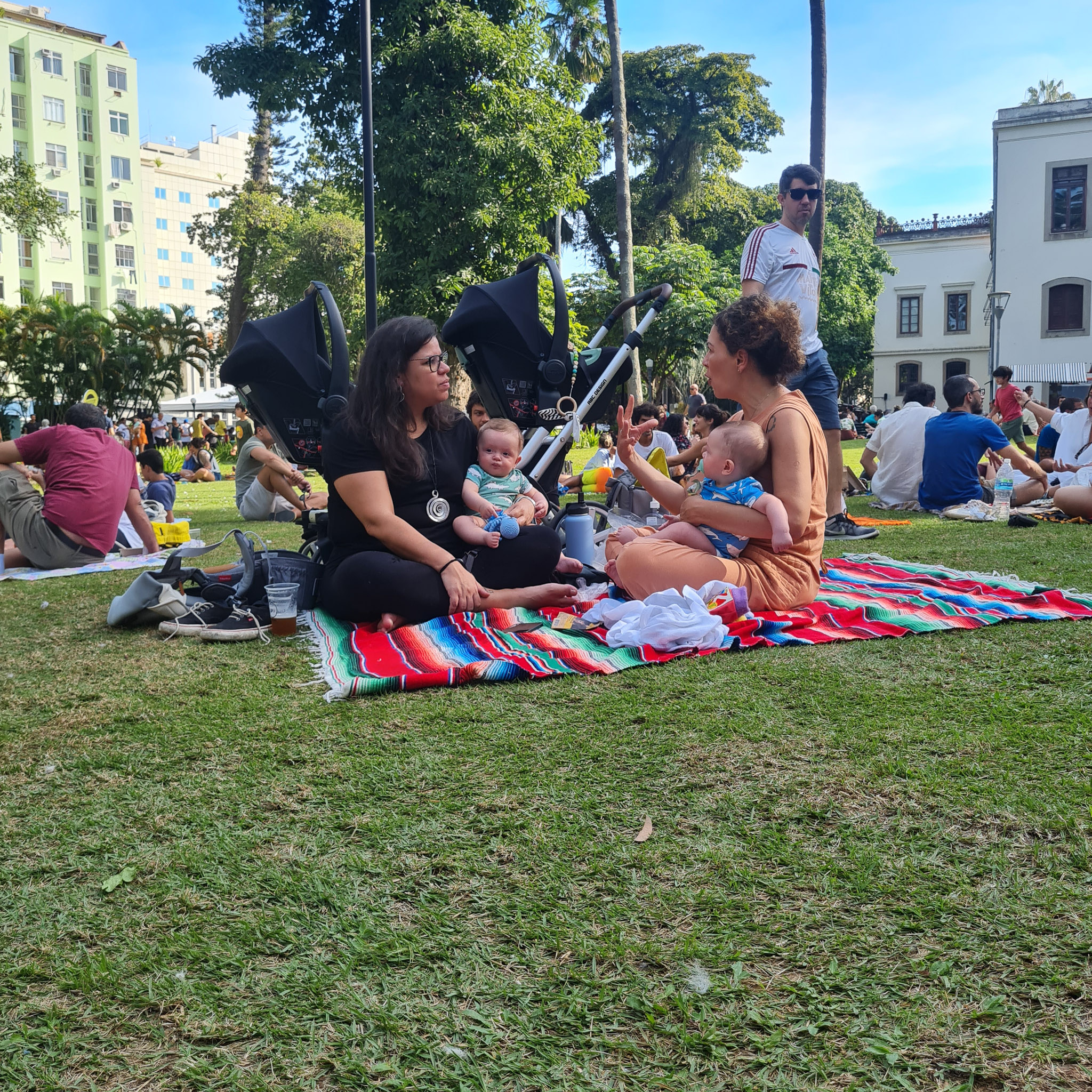 Emilio Dantas e Fabiula Nascimento curtem dia no parque coladinhos com os filhos, Roque e Raul 