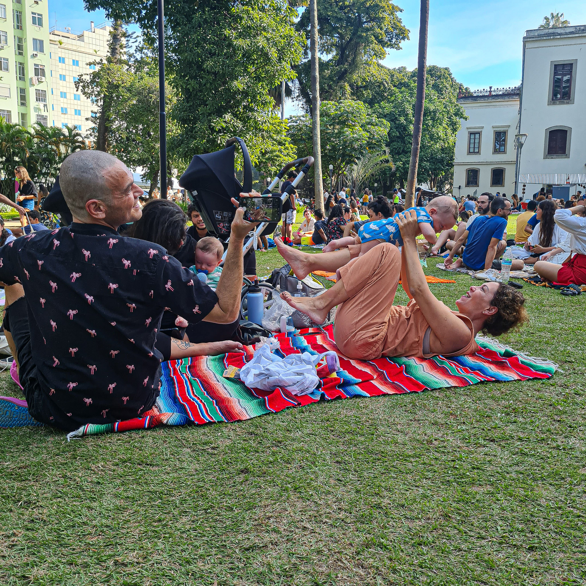 Emilio Dantas e Fabiula Nascimento curtem dia no parque coladinhos com os filhos, Roque e Raul 